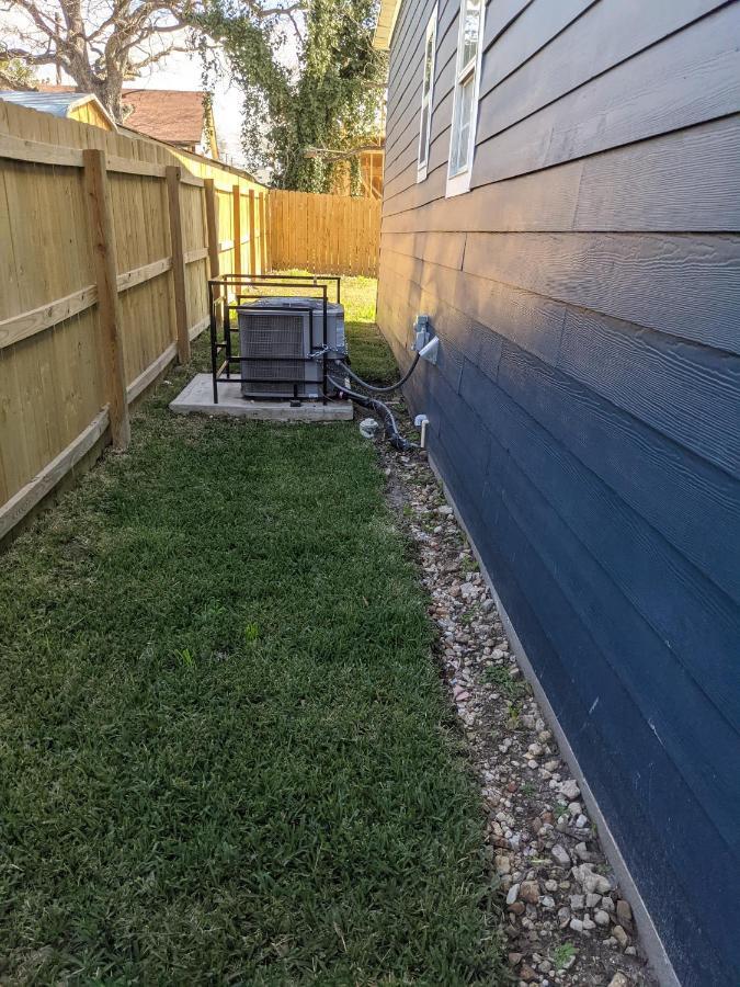 Cozy *Downtown Getaway* Villa San Antonio Exterior photo